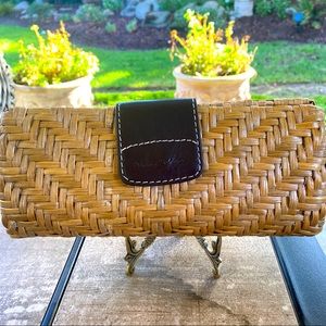 TOMMY BAHAMA STRAW CLITCH